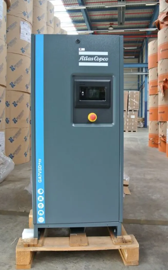 AKTION Atlas Copco Schraubenkompressor GA 7 VSD+ P inklusive Kältetrockner und Druckluftbehälter - anschlussfertige Neuanlage