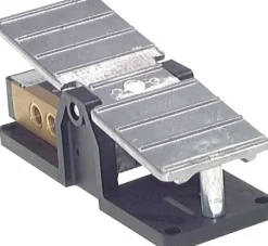 5/3-Wege (Mittelstellung geschlossen)-Fußventil, G 1/4", Federrückstellung